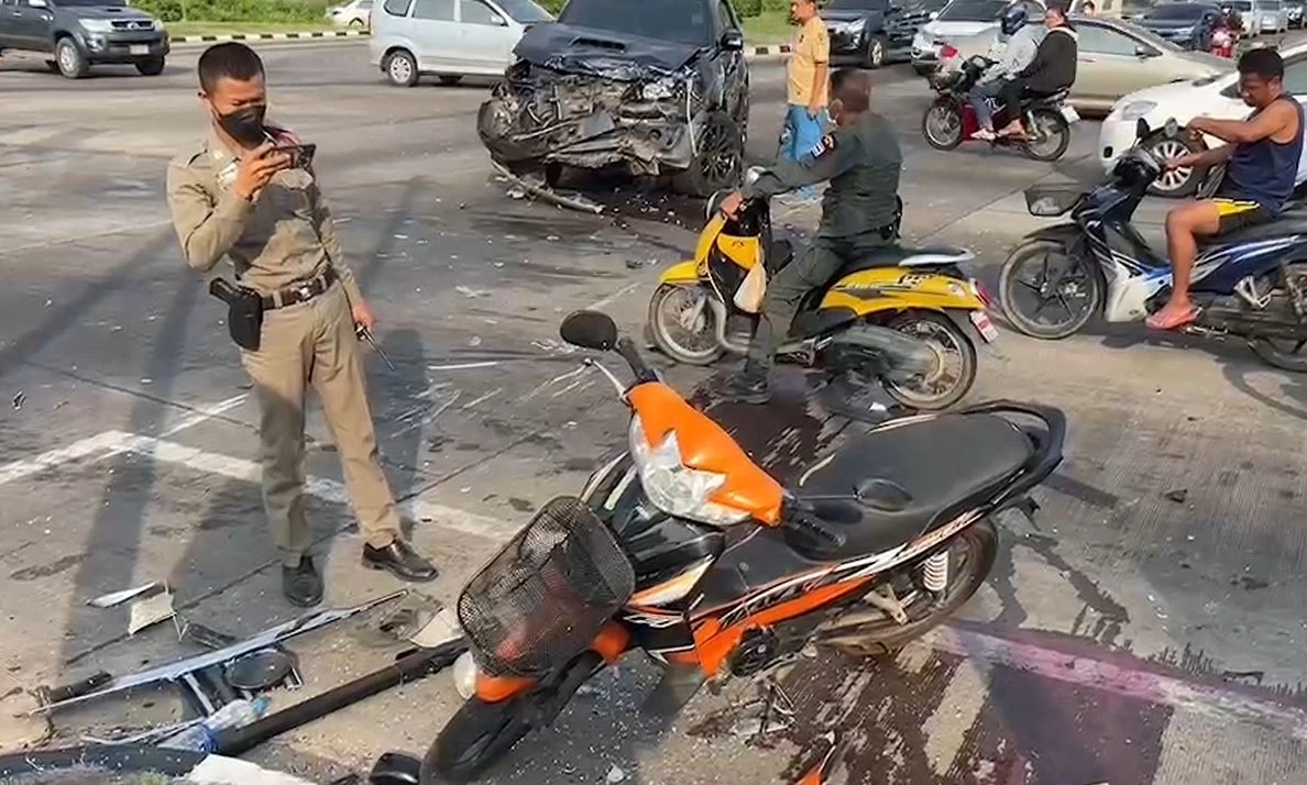 ไฟแดงเสีย! ฟอร์จูนเนอร์พุ่งชนกระบะ ไถลกวาด จยย. รอสัญญาณมือ บาดเจ็บ 2 ราย