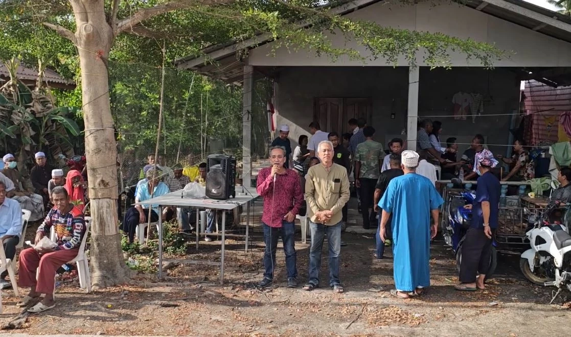 ผู้นำศาสนา-ชาวบ้าน ให้กำลังใจอดีต ผญบ. ถูกนายอำเภอขู่ จี้ กกต. ตรวจสอบพฤติกรรม