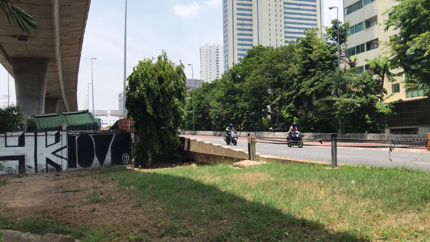 สุดอันตราย! สาวโพสต์เตือนภัย "แก๊งปาหิน" กลางกรุง หินพุ่งทะลุกระจกอัดร่าง