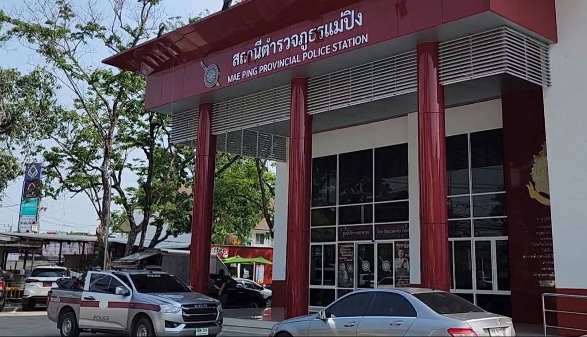 ค้นบ้าน"หนุ่มไฮโซ"หัวร้อน ชักปืนขู่คู่กรณีบีบแตรใส่ ไม่เจอตัว พบปืนเพียบ