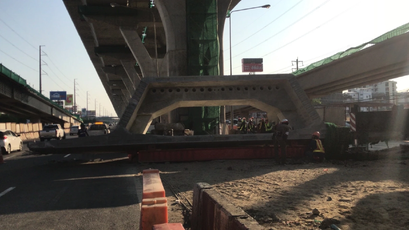 แท่นปูนก่อสร้างทางด่วน ร่วงบนถนนพระราม 2 ทับคนงานดับ 1 รถพัง 4 คัน