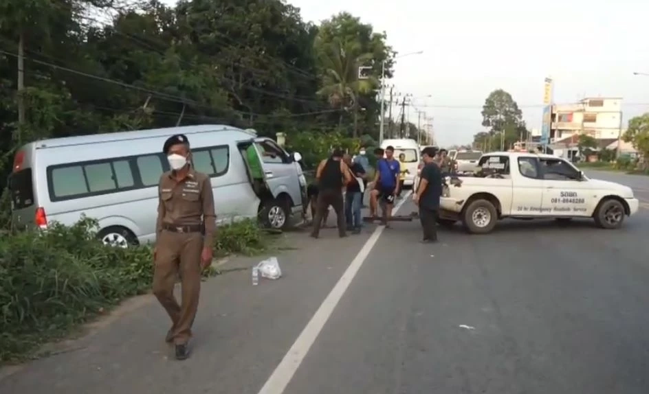 รถตู้รับส่งนักเรียน หักหลบเก๋งตัดหน้า พุ่งชนเสาไฟฟ้า เจ็บระนาว 16 คน