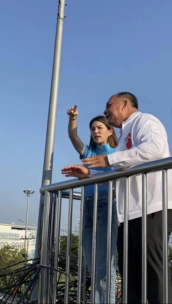 "มาดามเดียร์" ฟิตจัด ขึ้นรถลงเรือลุยช่วยผู้สมัคร ส.ส.หาเสียงเช้ายันบ่าย