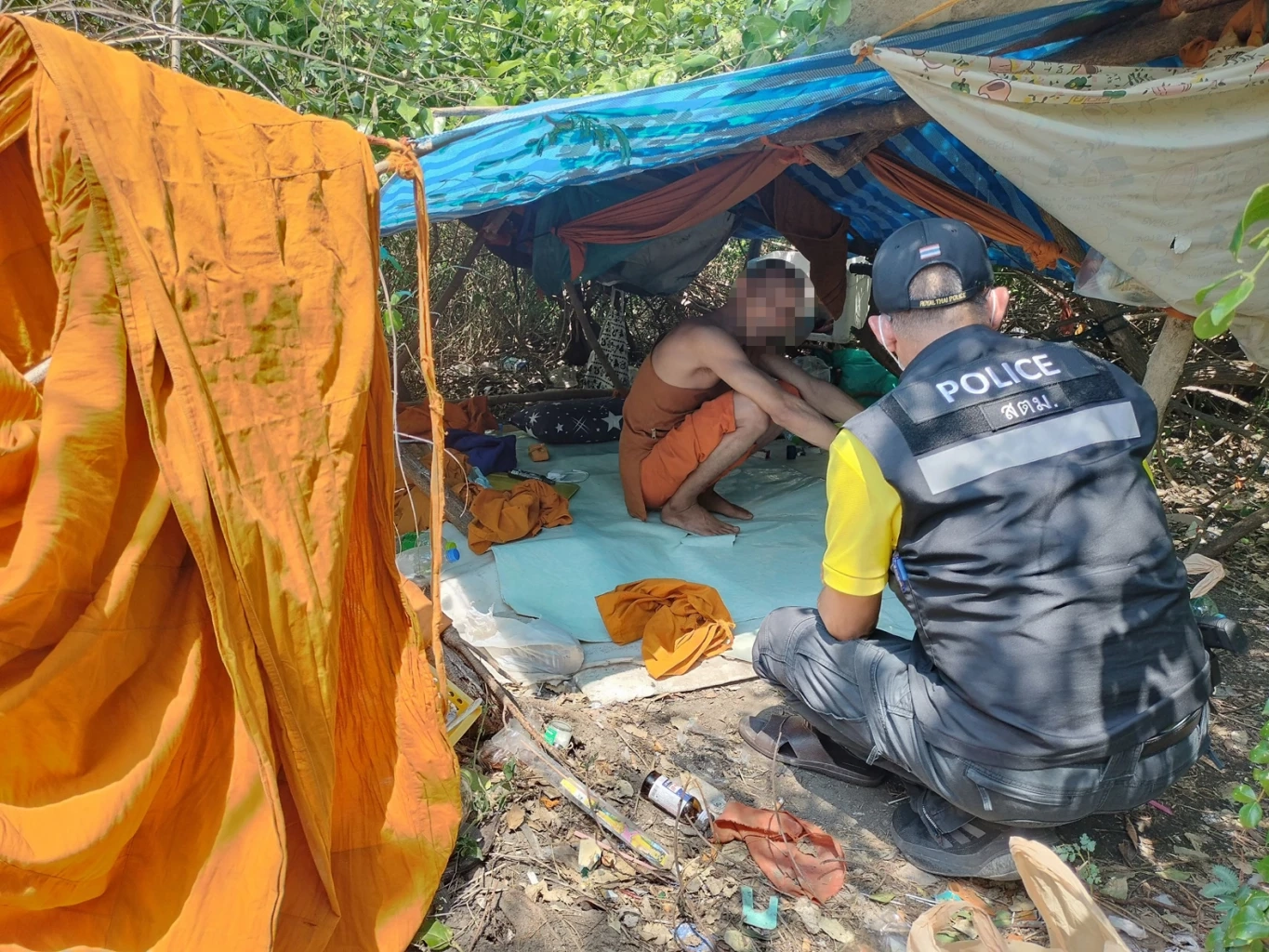 ตม.สมุทรปราการ รวบต่างด้าวลอบเข้าเมือง ปลอมตัวเป็น "พระ" ซุกตัวป่ารกร้าง