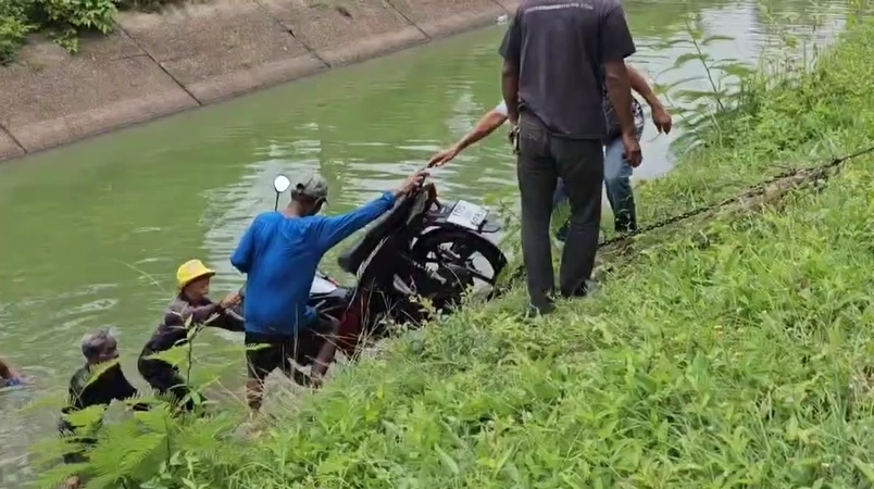 คนหาปลาผงะ! หว่านแหติด จยย. แต่ไร้ร่างคนขี่ คาดไถลตกน้ำไม่เจ็บมากเลยทิ้งรถ