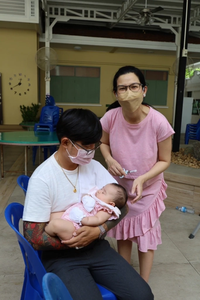 เปิดภาพความน่ารัก โกนผมไฟ น้องมีตังค์ หลานสาวแห่งบ้าน ศิระฉายา