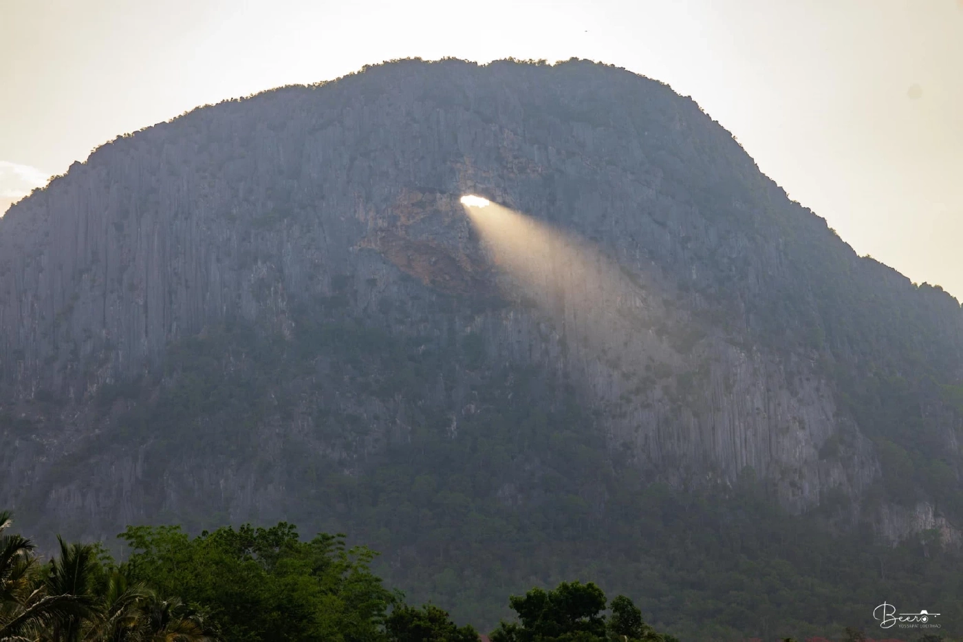 สวยตะลึง! "ดวงตาสวรรค์" ปรากฏการณ์แสงอาทิตย์ลอดปล่องถ้ำ เทือกเขากกมะม่วง