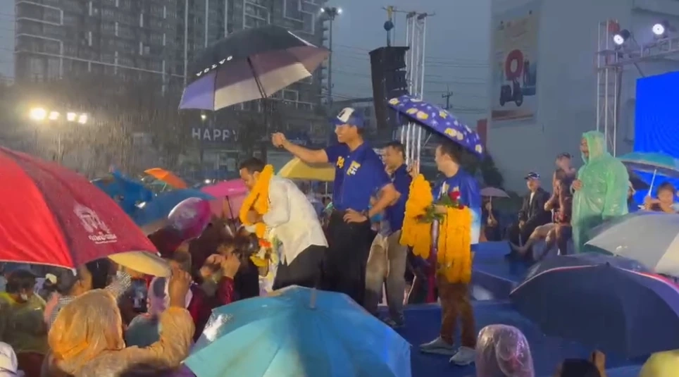 "กรณ์" ไม่หวั่นควง "จูรี" ขึ้นเวทีกลางสายฝนถล่ม กระแสฟีเวอร์เจ้าถิ่นมีหนาว