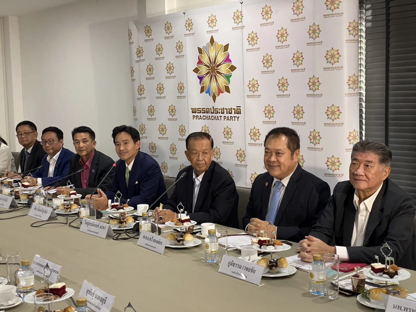 เริ่มแล้ว! "พิธา"นำประชุม 8 พรรคร่วม ตั้งคณะเปลี่ยนผ่านรัฐบาล