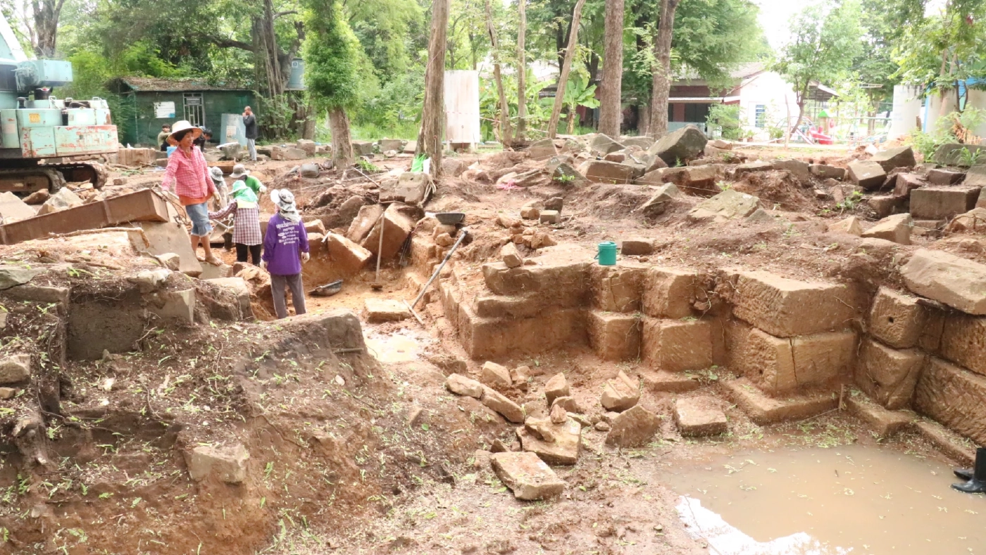 ชาวสูงเนินฮือฮา ขุดเจอ "ทับหลัง" ปราสาทขอมโบราณอายุนับพันปี