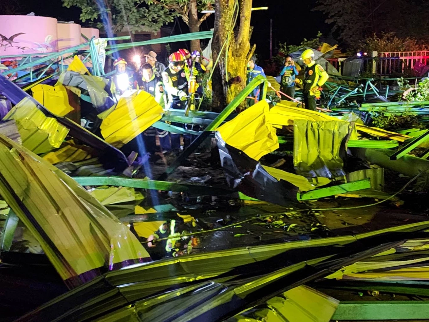 ทหารเร่งซ่อมแซมบ้านเรือนเสียหาย ถูกพายุถล่มพิจิตรหนักสุดรอบ 40 ปี