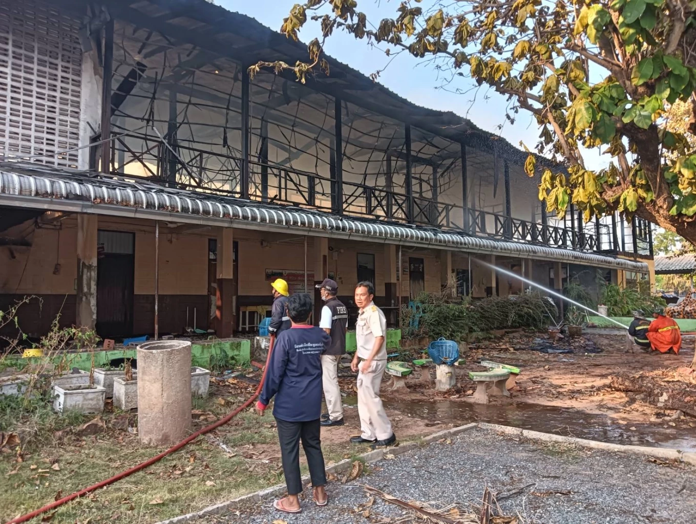 นักเรียนเศร้า ไฟไหม้อาคารเรียนรับเปิดเทอม ครูต้องพาเด็ก ๆ หนีจากกองไฟ