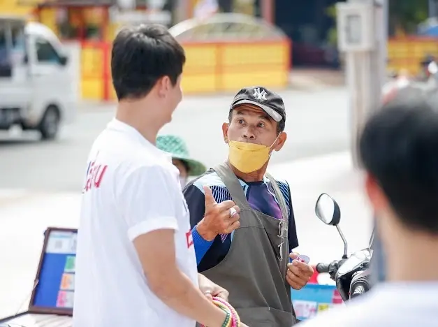 “นอท หัวหน้าพรรคเปลี่ยน” ลุยหาเสียงโค้งสุดท้าย พบผู้ค้าสลากฯ รายย่อย