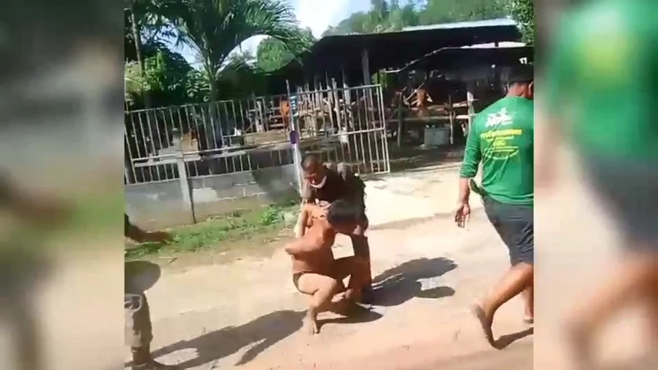 ชายคลั่งดักยิงคนแก่ หน้า รร. ลูกชายจะพาแม่ไป รพ. เจอไล่ยิง-เผารถวอด