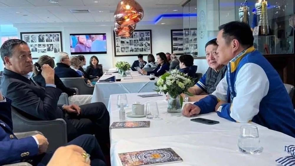 "เศรษฐา-อนุทิน" โผล่ดูเลสเตอร์นัดส่งท้าย ท่ามกลางกระแสดีลลับรัฐบาลใหม่