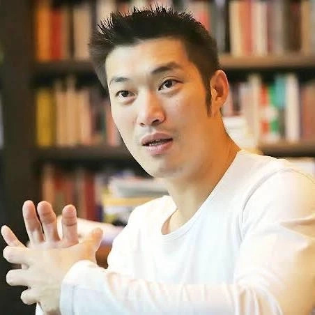 ธนาธร จึงรุ่งเรืองกิจ  อดีตหัวหน้าพรรคอนาคตใหม่ ที่ถูกยุบพรรค 