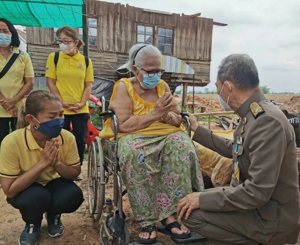 ในหลวง พระราชินี พระราชทานถุงพระราชทานและเครื่องอุปโภคบริโภคแก่ผู้ประสบวาตภัย จ.ชัยภูมิ