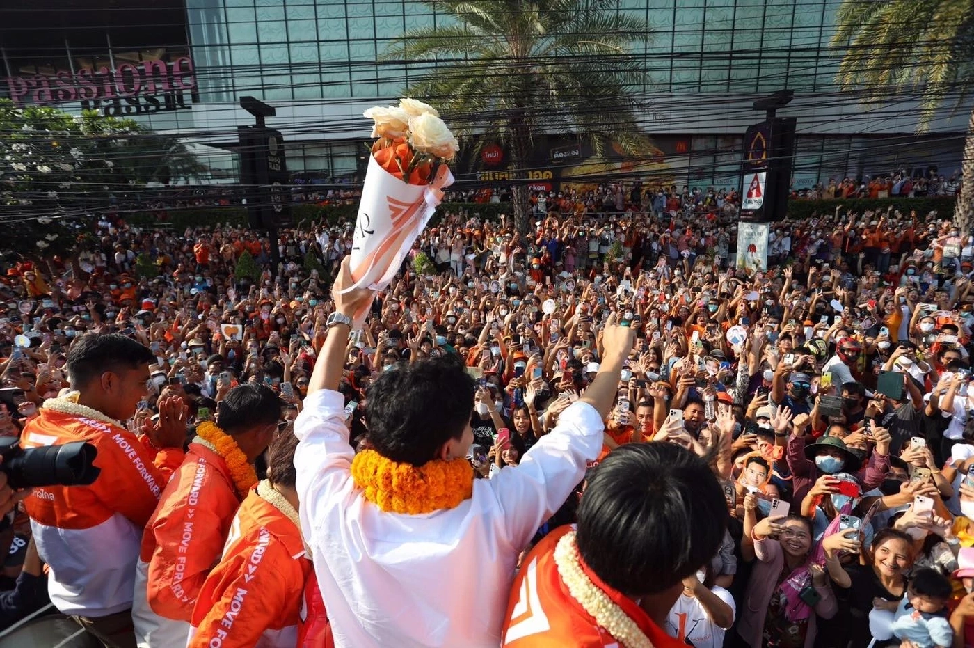 พรรคก้าวไกล เดินสายขอบคุณประชาชน หลังประสบชัยชนะในการเลือกตั้ง 