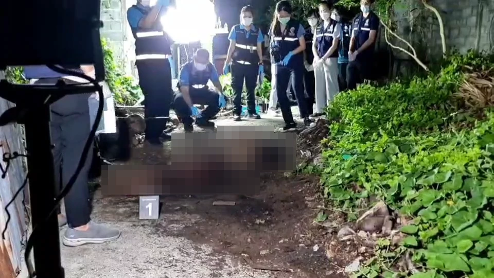 สลด! พบศพหญิง 62 ปีเสียชีวิตปริศนา ถูกสัตว์รุมแทะในบ้านสวน