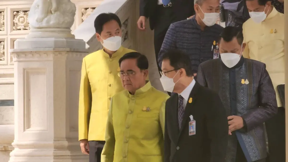 บิ๊กตู่ อารมณ์ไม่ดีนำถก ครม.นัดสุดท้าย ขณะที่มีการชุมนุมข้างทำเนียบฯ