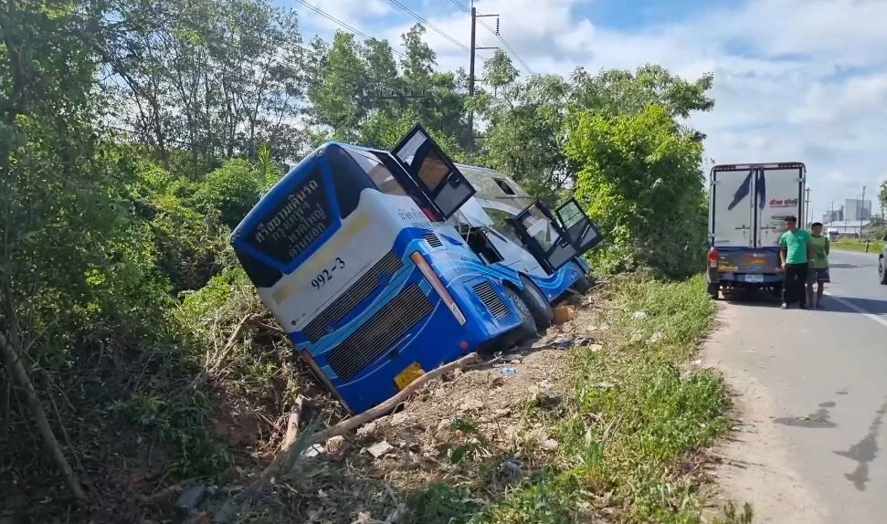 คนขับก้มหยิบมือถือ รถทัวร์พุ่งตกข้างทาง ผู้โดยสารเจ็บระนาว
