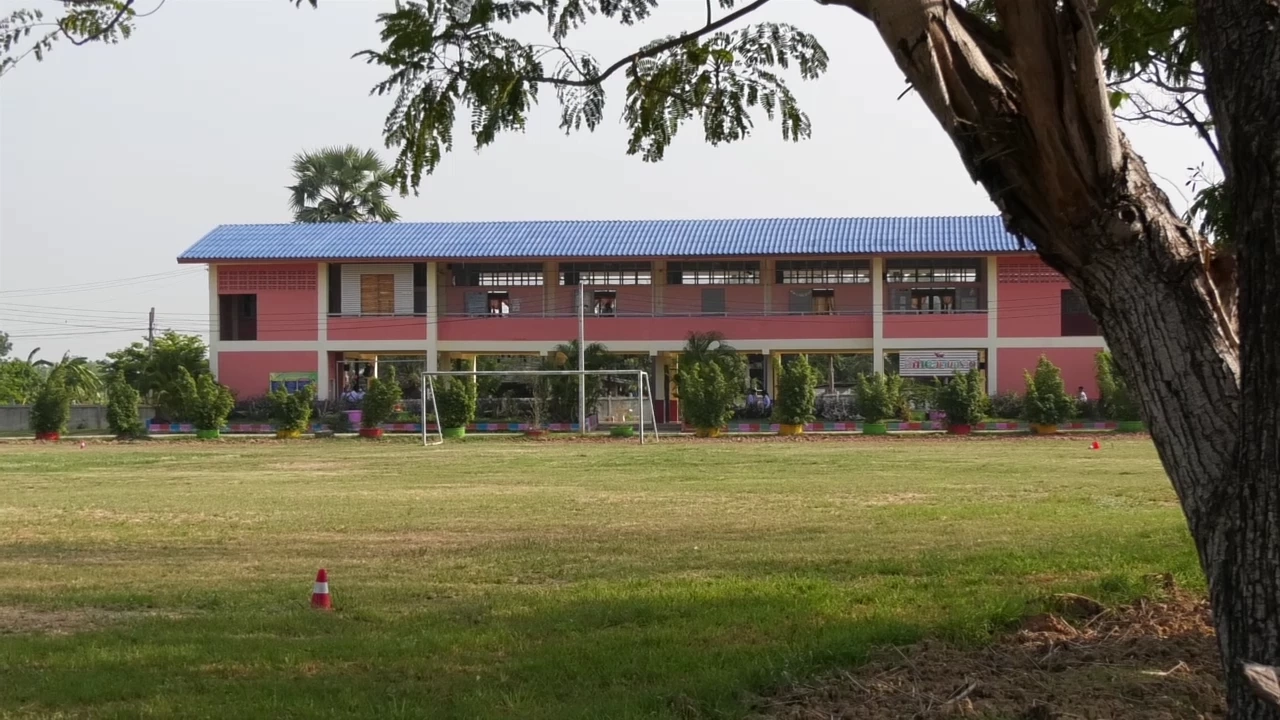 ประท้วงขับไล่ ผอ.โรงเรียนโคราช ผู้ปกครองโวยอาหารกลางวันไม่ได้โภชนาการ