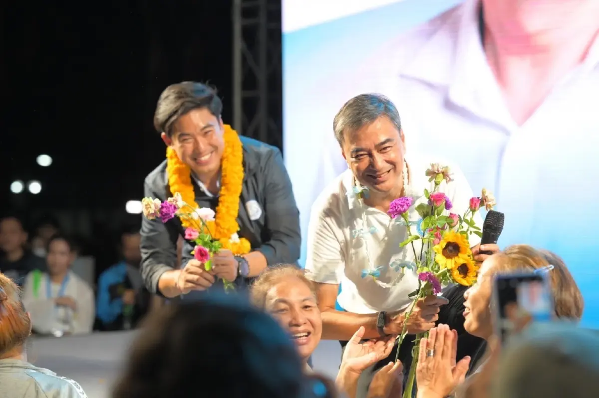 ร่อนจดหมายทั่วเขตคลองเตย-เขตวัฒนา "อภิสิทธิ์" ขอโอกาสให้ "เอิร์ธ พงศกร"