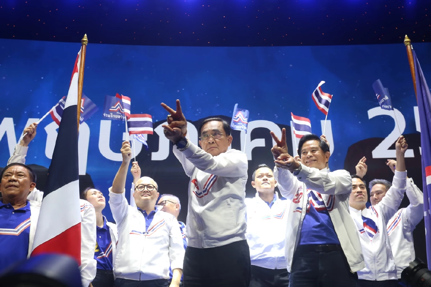 "ลุงตู่" ขึ้นเวทีปิดท้าย เสียงสั่นเครือ ลั่นอย่ายอมให้ใครมาทำร้ายรากเหง้า