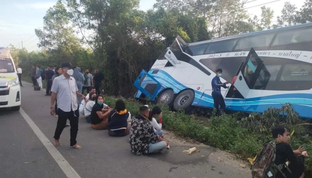 คนขับก้มหยิบมือถือ รถทัวร์พุ่งตกข้างทาง ผู้โดยสารเจ็บระนาว