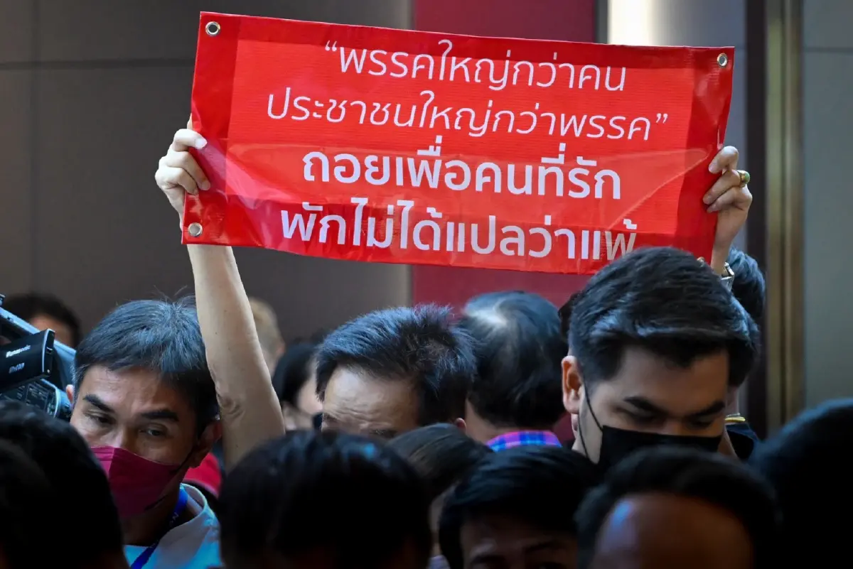 เสื้อแดง FC เพื่อไทย บุกยื่น 5 ข้อเสนอ ถอนตัวร่วมรัฐบาล พร้อมให้กำลังใจ