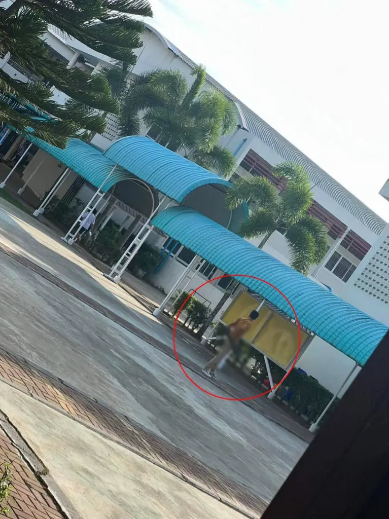 คุมสอบเครียด! ชายถือปืนไปรับลูกที่โรงเรียน ตรวจปัสสาวะเป็นสีม่วง