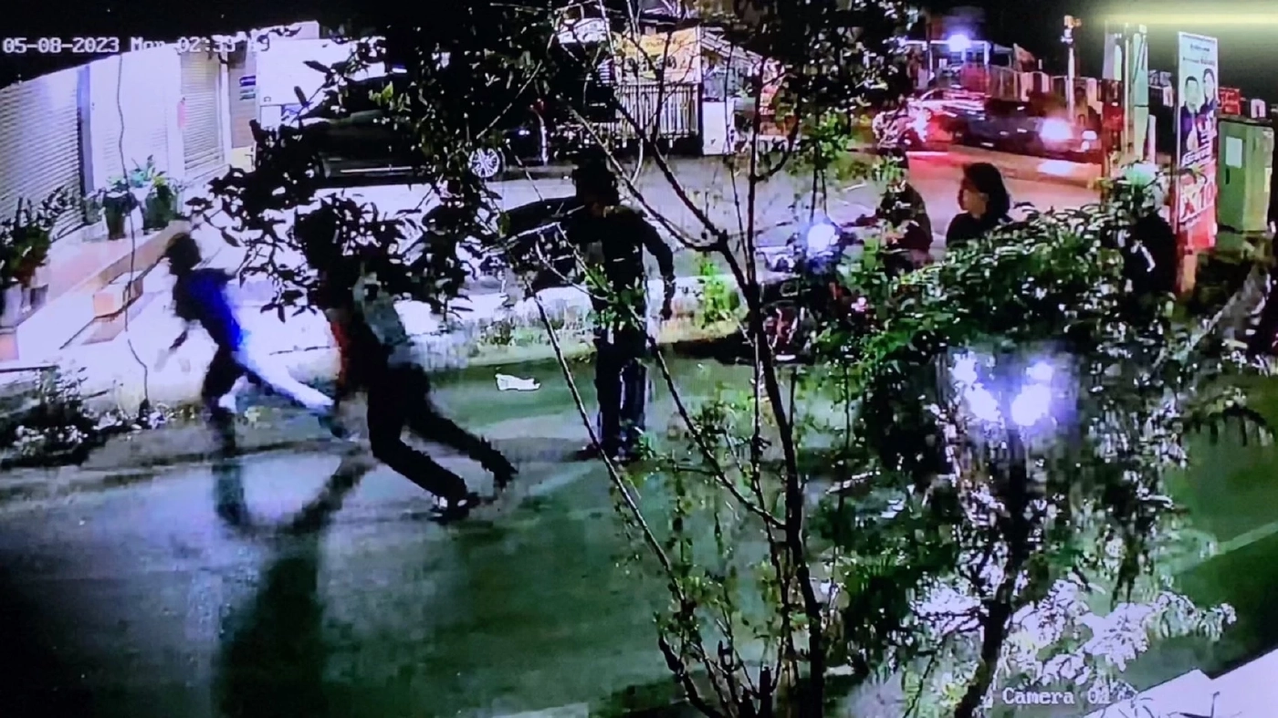 พ่อ-แม่ ผู้เสียหาย เล่านาทีหนีตาย วัยรุ่น 20 คน บุกปาระเบิดห้องเช่า