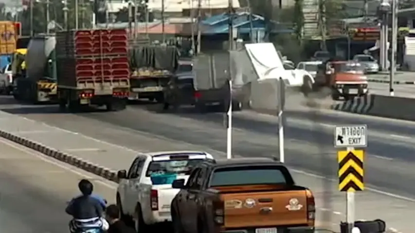 สนั่นแยกไฟแดง รถตู้ทึบเบรกกะทันหันถูกเสยท้าย ตีลังกาข้ามเลนชนดะ 6 คัน
