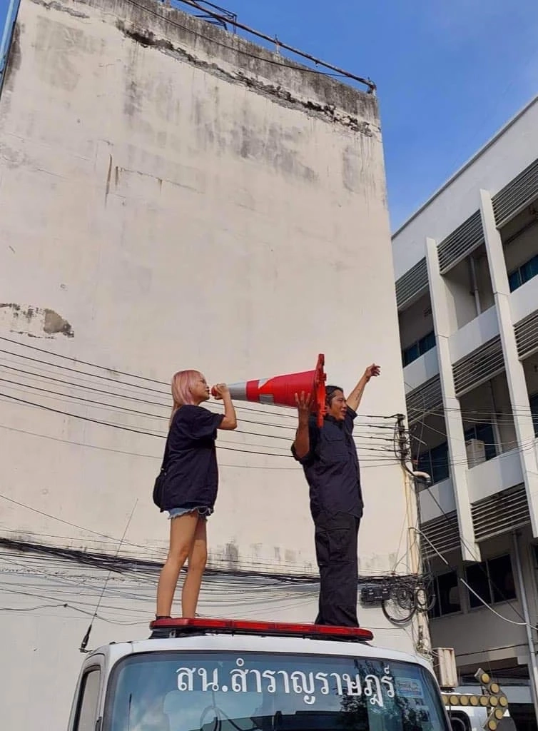 ตร.นำตัว “ตะวัน - แบม” กับพวกรวม 9 คน ส่งศาลฝากขัง คดีบุก สน.สำราญราษฎร์