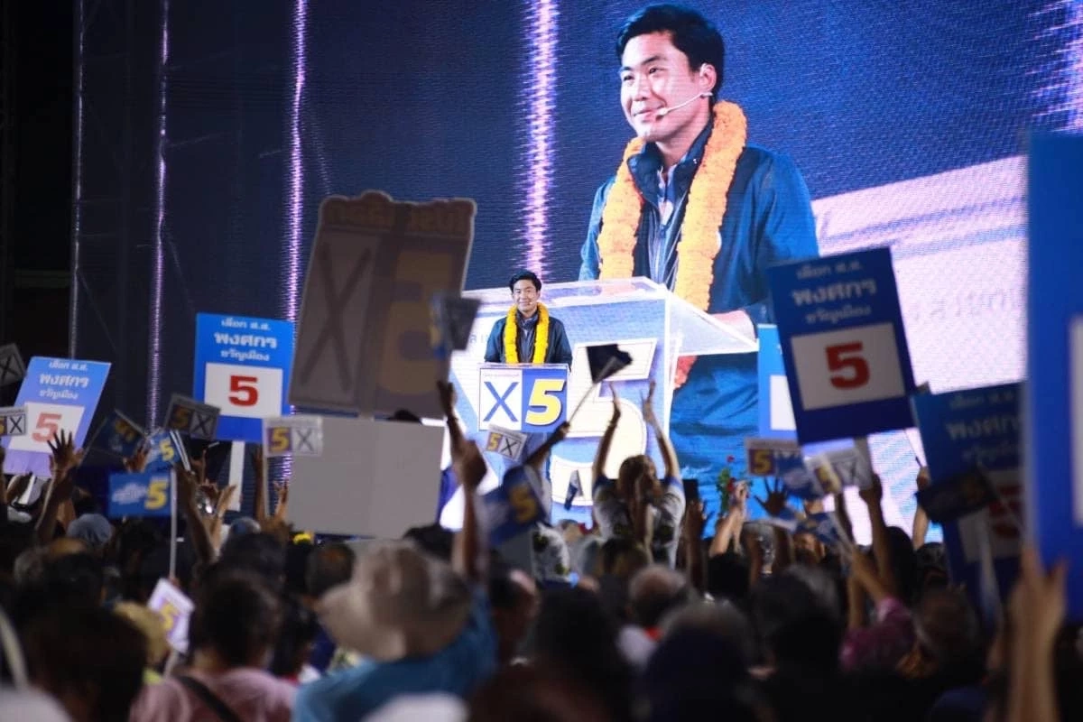 "เอิร์ธ" พงศกร ขวัญเมือง สมาชิกสภาผู้แทนราษฎร (ส.ส.) เขตคลองเตย-วัฒนา เบอร์ 5 พรรคประชาธิปัตย์