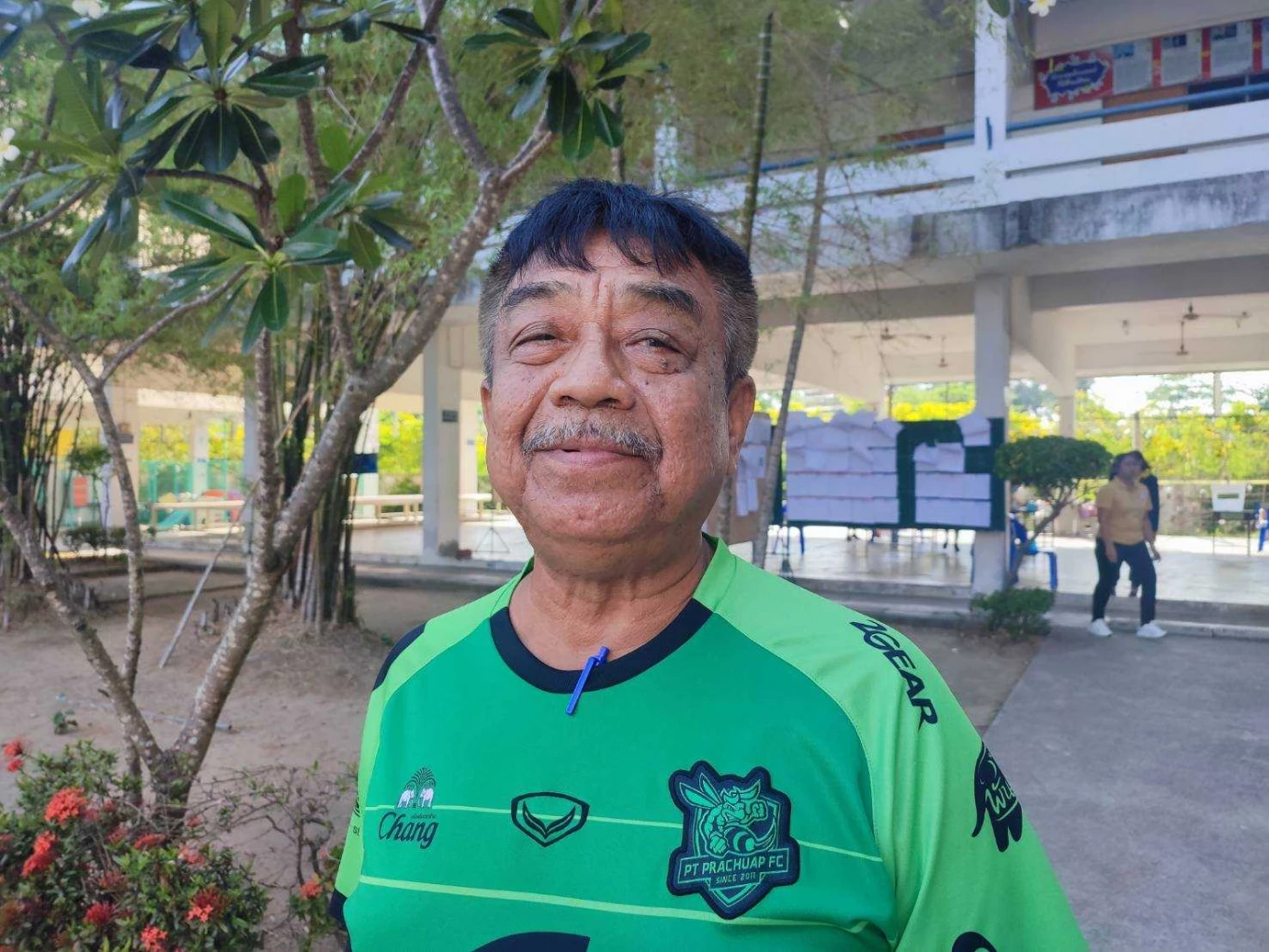 ชาวบ้านโวย 8 โมงเช้ายังเปิดหีบไม่ได้ เลือกตั้งล่วงหน้าเขต 1 ประจวบฯ