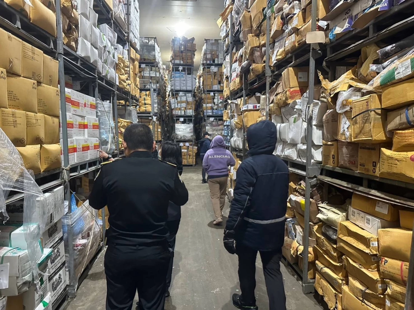 ตำรวจ - กรมปศุสัตว์ บุกทลายแหล่งซุกซ่อนหมูเถื่อน ยึดได้กว่า 15 ตัน