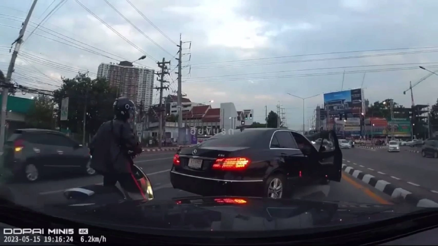 แชร์ว่อน! เบนซ์หัวร้อนแพ้เสียงแตร ปาดหน้า-ชักปืนขู่ กลางเมืองเชียงใหม่