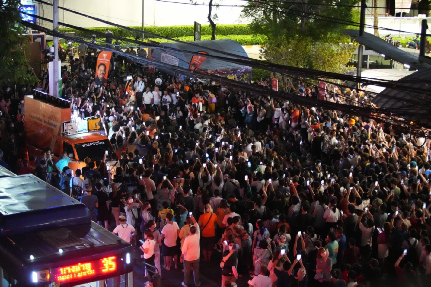 "พิธา" บุกปราศรัยพระราม 2 แฟนคลับแห่กรี๊ดแน่นหน้าห้างขอเลือก "ก้าวไกล"