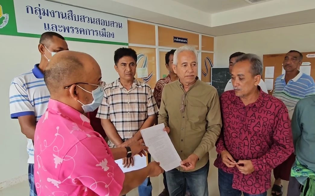 ผู้นำศาสนา-ชาวบ้าน ให้กำลังใจอดีต ผญบ. ถูกนายอำเภอขู่ จี้ กกต. ตรวจสอบพฤติกรรม