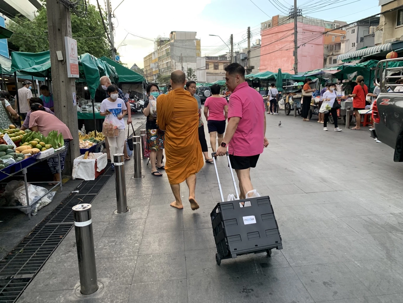 "วราวุธ" เดินตาม "เจ้าคุณไฉน" ออกบิณฑบาตย่านบางลำพูไม่หาเสียง