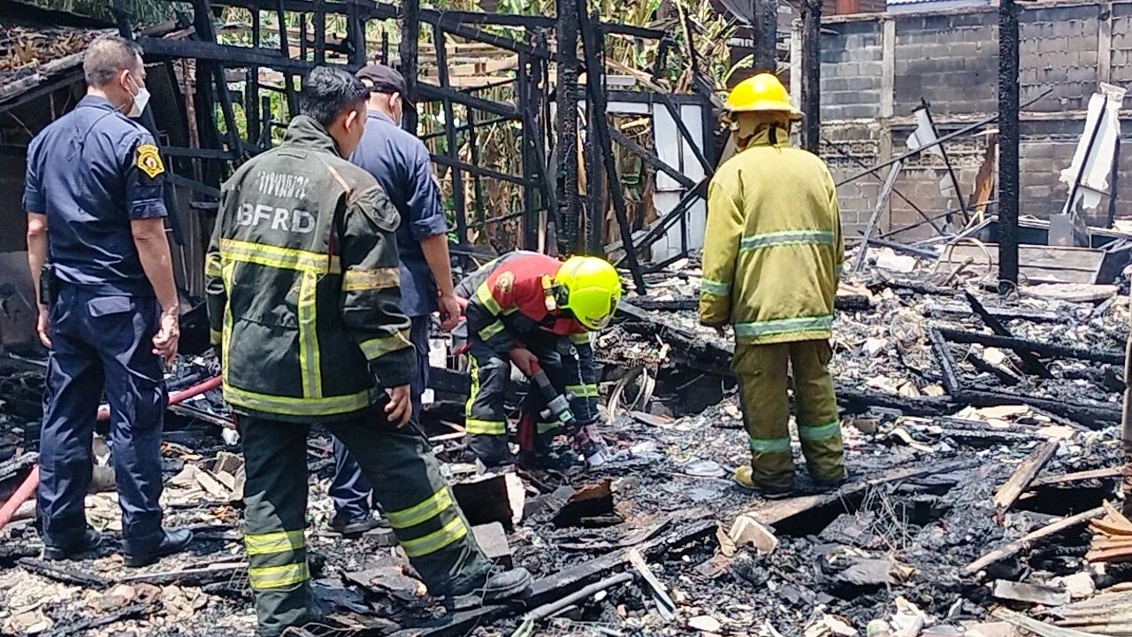 สลด เพลิงไหม้ชุมชนหมอเหล็ง รปภ.ดับคากองเพลิง หลังออกเวร กลับมานอนพัก