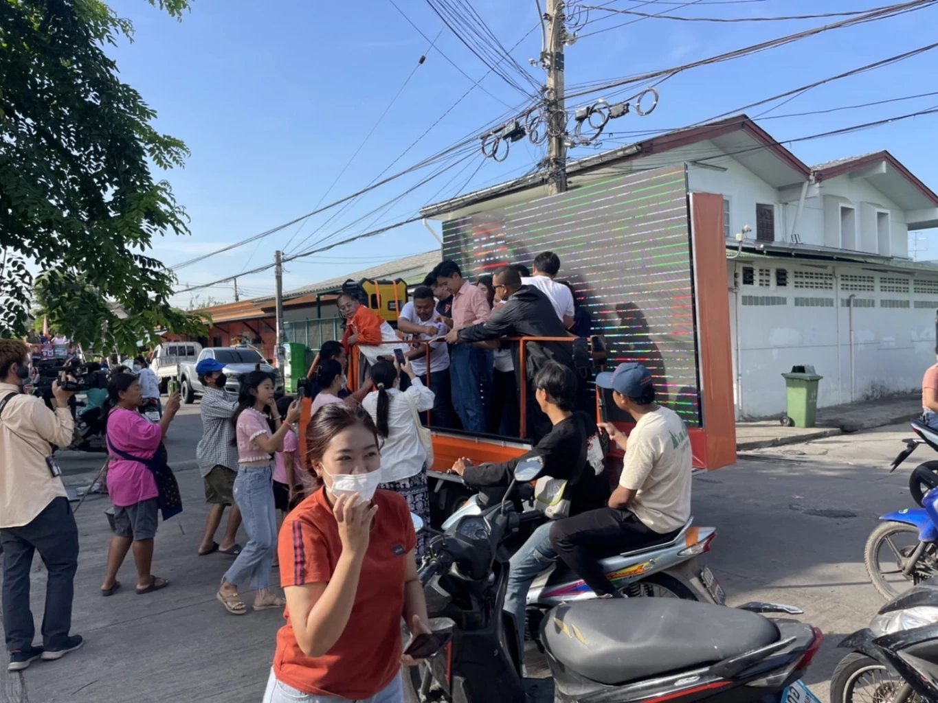 "พิธา" พาผู้สมัคร ส.ส.ก้าวไกล หาเสียงวันสุดท้าย 4 เขต กทม.