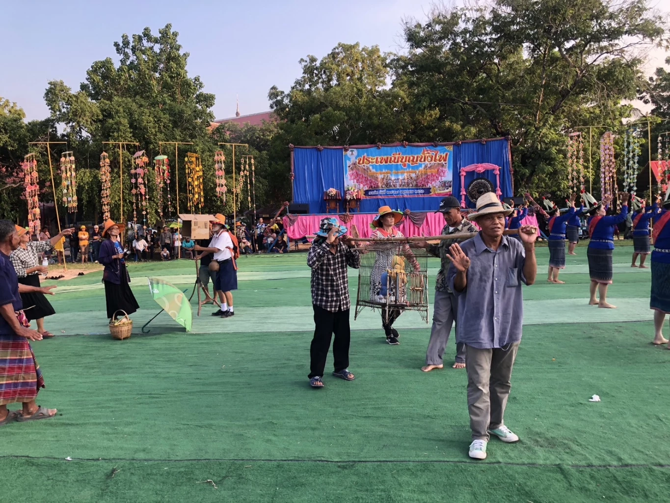 หาชมยาก! ชาวตำบลเหนือกาฬสินธุ์ ร่วมสืบสานประเพณีบุญบั้งไฟ - แห่นางแมวขอฝน