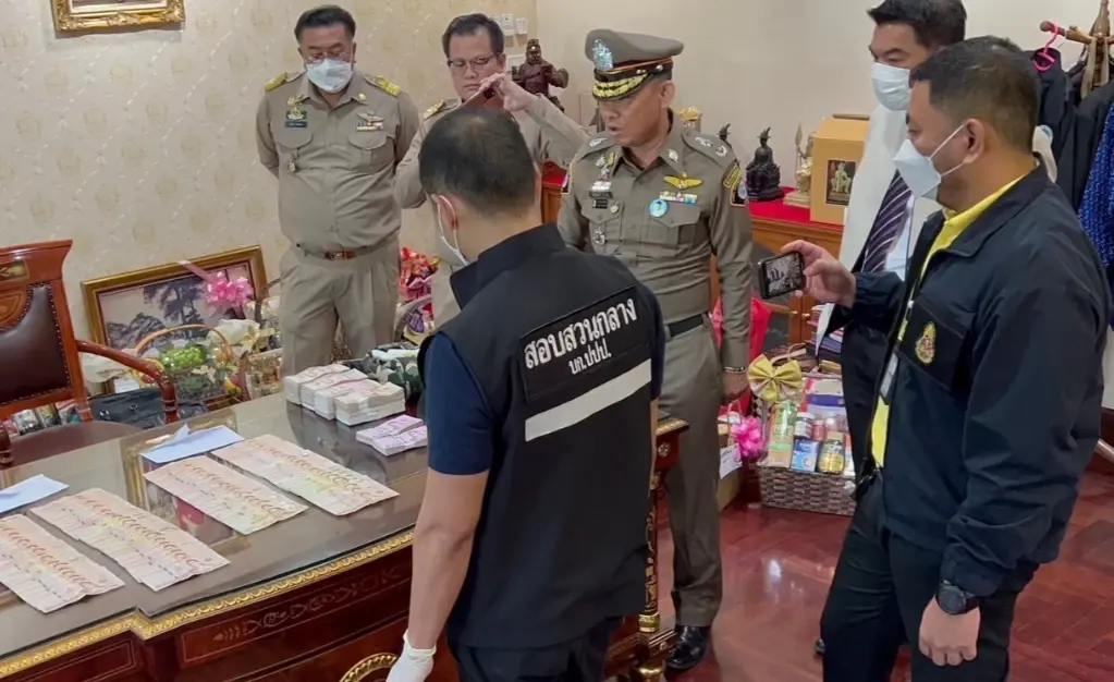 แฟ้มภาพ - การเข้าจับกุม "อดีตอธิบดีรัชฎา" พร้อมเงินสดจำนวนมาก