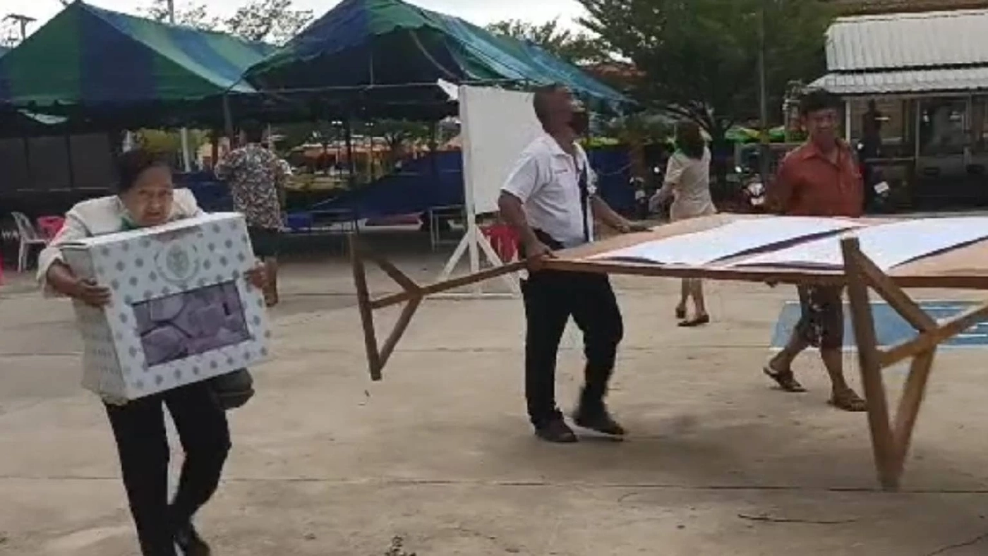 นับคะแนนไม่จบ "พิษณุโลก" พายุพัดเต็นท์พังระนาว จนท.หอบอุปกรณ์หนีโกลาหล