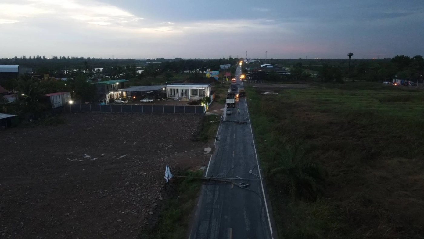 "พายุฝน" ถล่มปทุม พัดเสาไฟฟ้าหักโค่นกว่า 30 ต้น ทับบ้านเรือน - รถยนต์ พังยับ