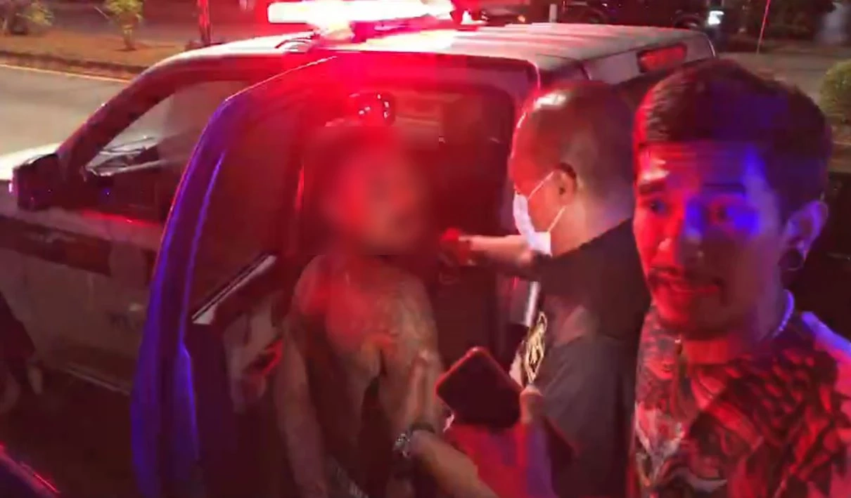 ไหนว่ารักกัน! หนุ่มขับรถชนอู่พังยับ ทิ้งแฟนสาว วิ่งหนีเข้าป่า