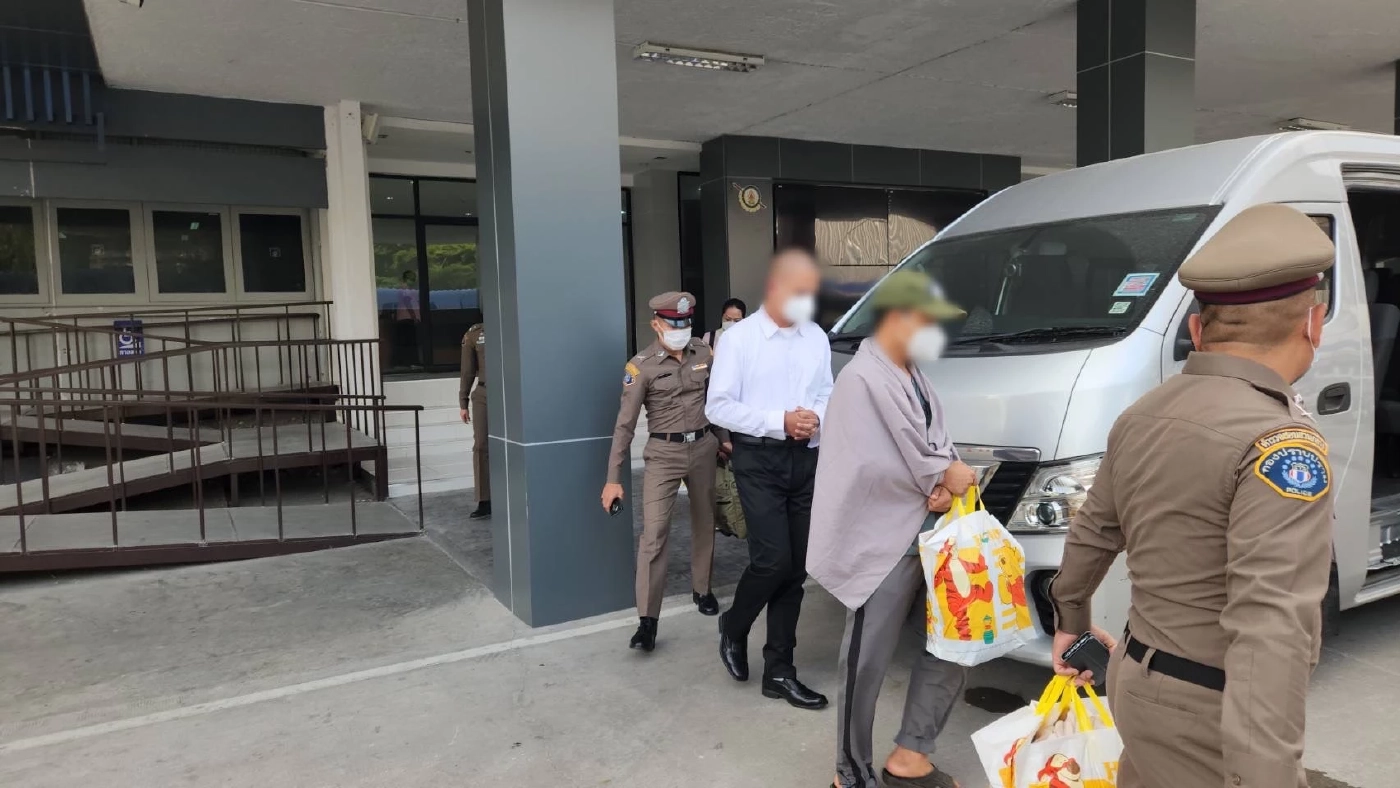 ตำรวจนำตัว "สมีคม" (เสื้อขาว) ขออำนาจศาลฝากขัง -แฟ้มภาพ-