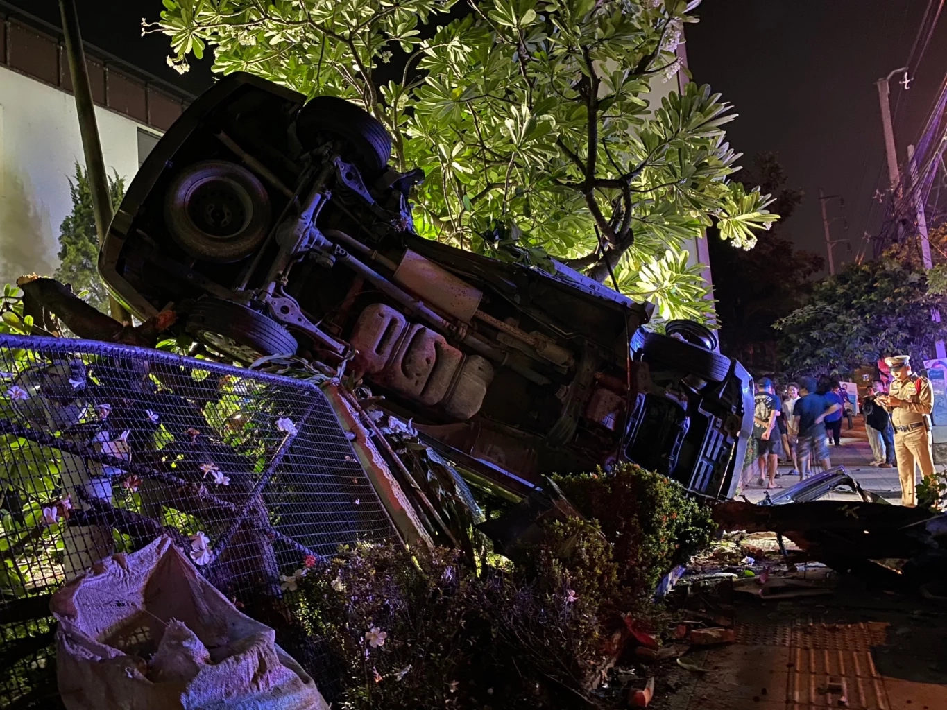 ขับรถตู้ไปไหว้เทวาลัยพระพิฆเนศ รถเสียหลักพุ่งชนต้นไม้ ดับ 1 บาดเจ็บ 2